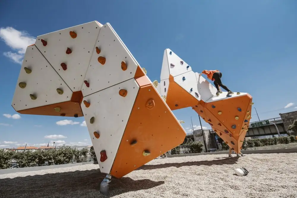 En boulder placerad i stadsparken.