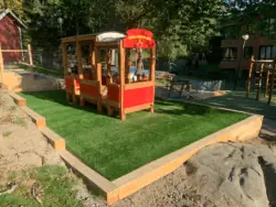 Fallskydd av konstgräs och sviktpad som Gårda Johan Sport har installerat på skolgård.
