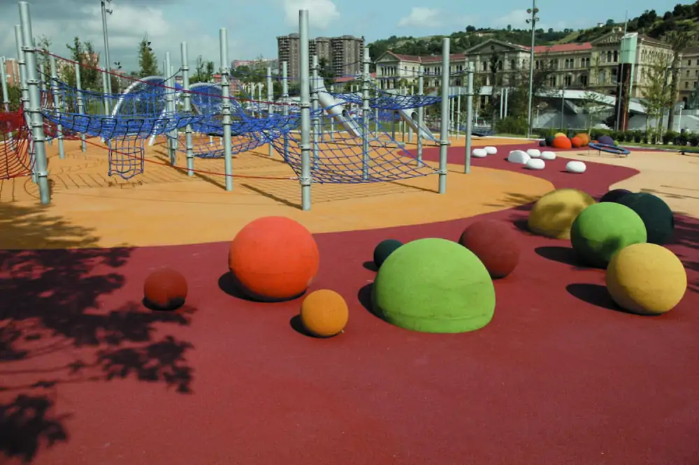 Klot, spheres i gummi på lekplatsen skapar extra dynamik