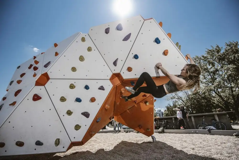 Att klättra på en boulder är bra träning.