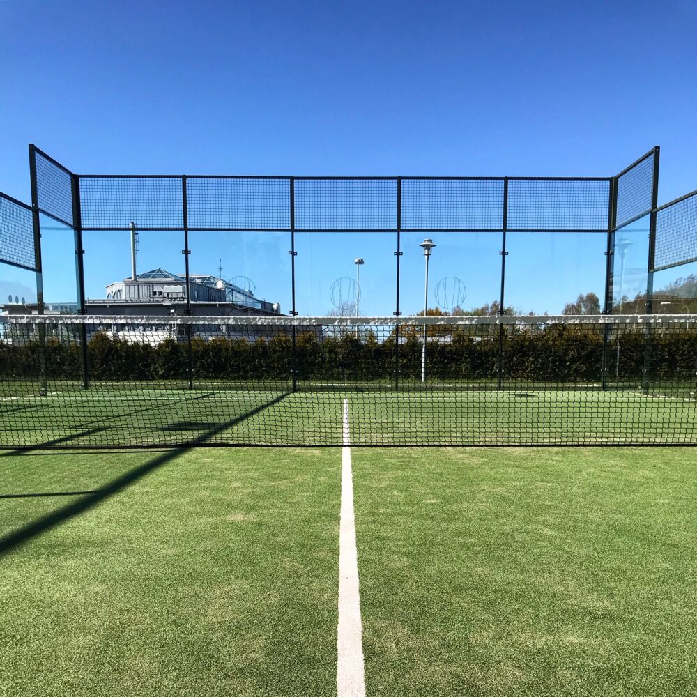 Underhåll din padel- eller tennisbana för att maximera livslängd, studs och spelkvalitet
