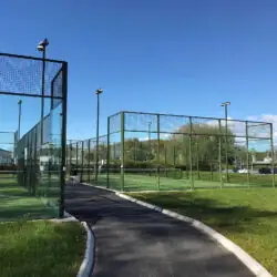 Konstgräs på padelbana, vi gör underhåll på banor.