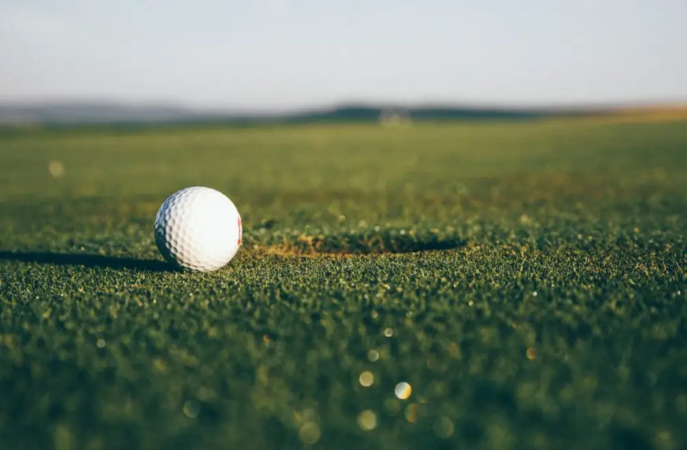 Golfboll på konstgräs av hög kvalitet, idealiskt för putting greens, driving ranges, golfbanor och träningsmiljöer.