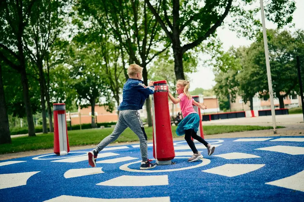 Memo främjar sociala färdigheter som lagarbete samtidigt som det uppmuntrar till fysisk aktivitet.