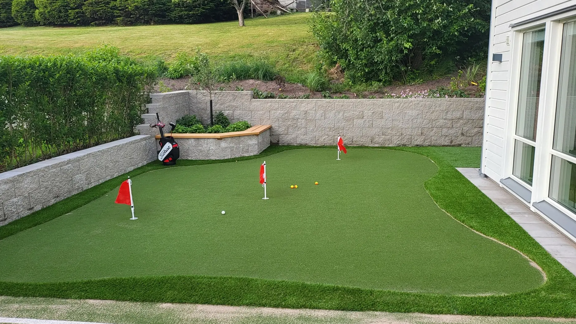 Det är populärt att bygga en egen golfbanai trädgården