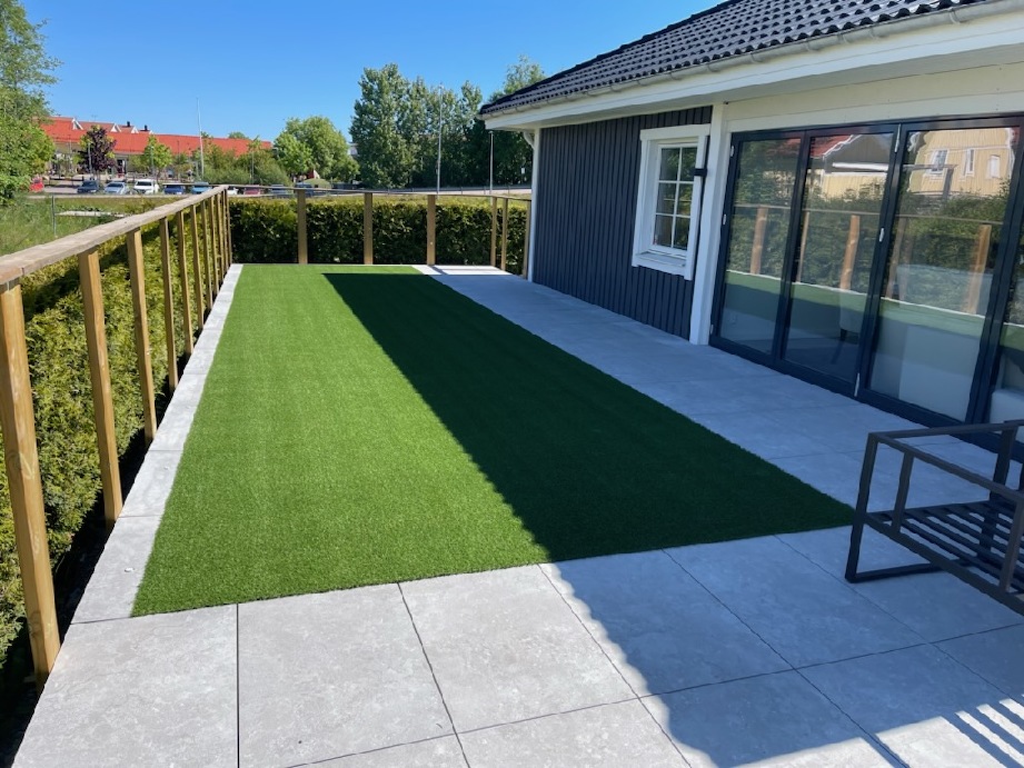 Konstgräs passar perfekt i trädgård, på altan eller andra trädgårdsytor