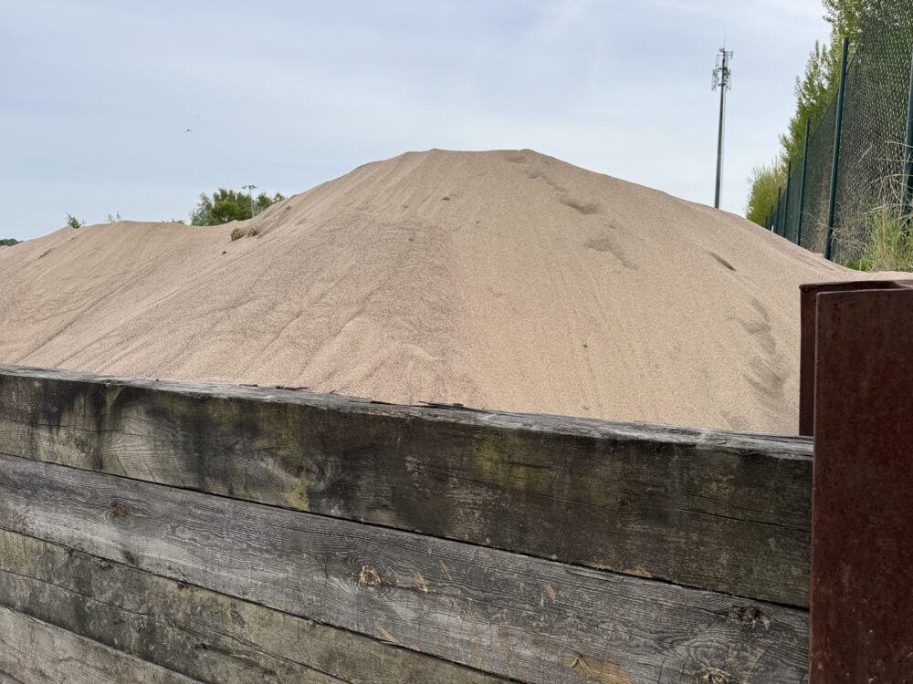 Fallsand tvättad och siktad med rundade korn – utformad för stötdämpning på lekplatser."