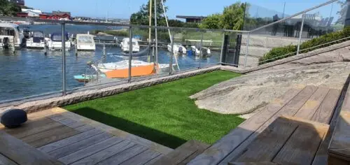 Konstgräs i trädgård vid havet, Långedrag, Göteborg