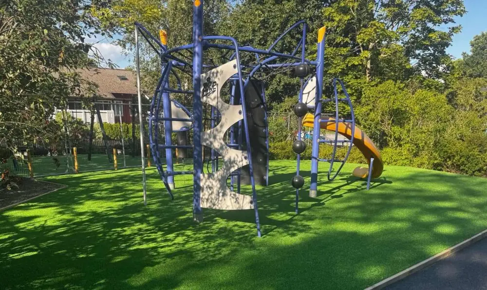 Nytt konstgräs på lekplats på Glasbergsskolan i Mölndal