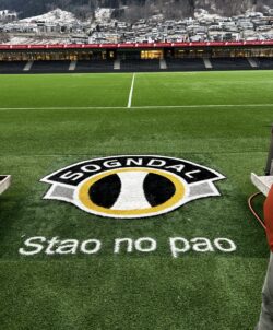 Logga i konstgräs på konstgräsplan vid spelatunneln