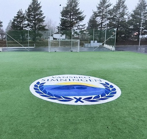 Vansbro konstgräsyta med logga vansbrosimningen i Möjligheternas Arena